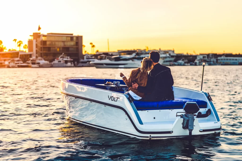 volt-180-electric-boat-usa-family-boat